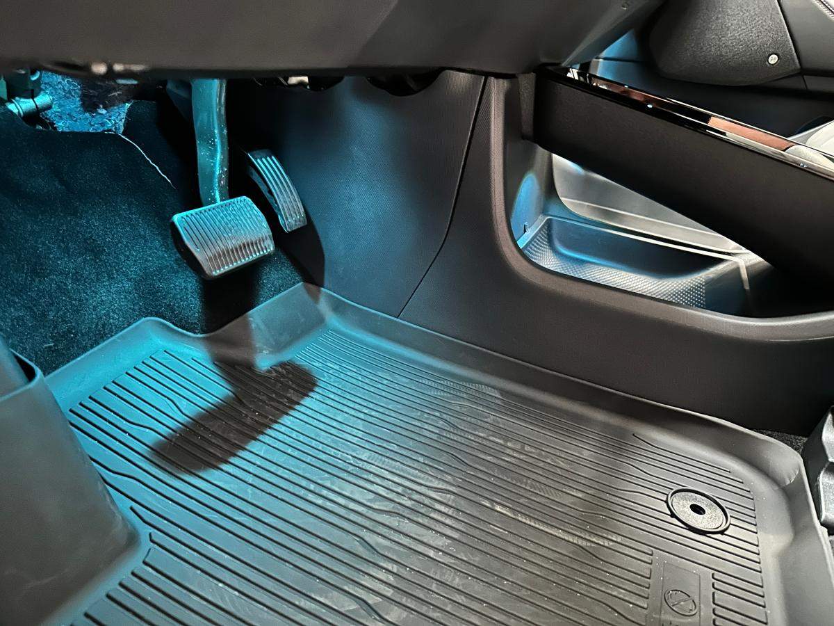 PAKIET OŚWIETLENIA NASTROJOWEGO NA CAŁY PRZÓD (ICE-BLUEI) - MUSTANG MACH-E (RWD)