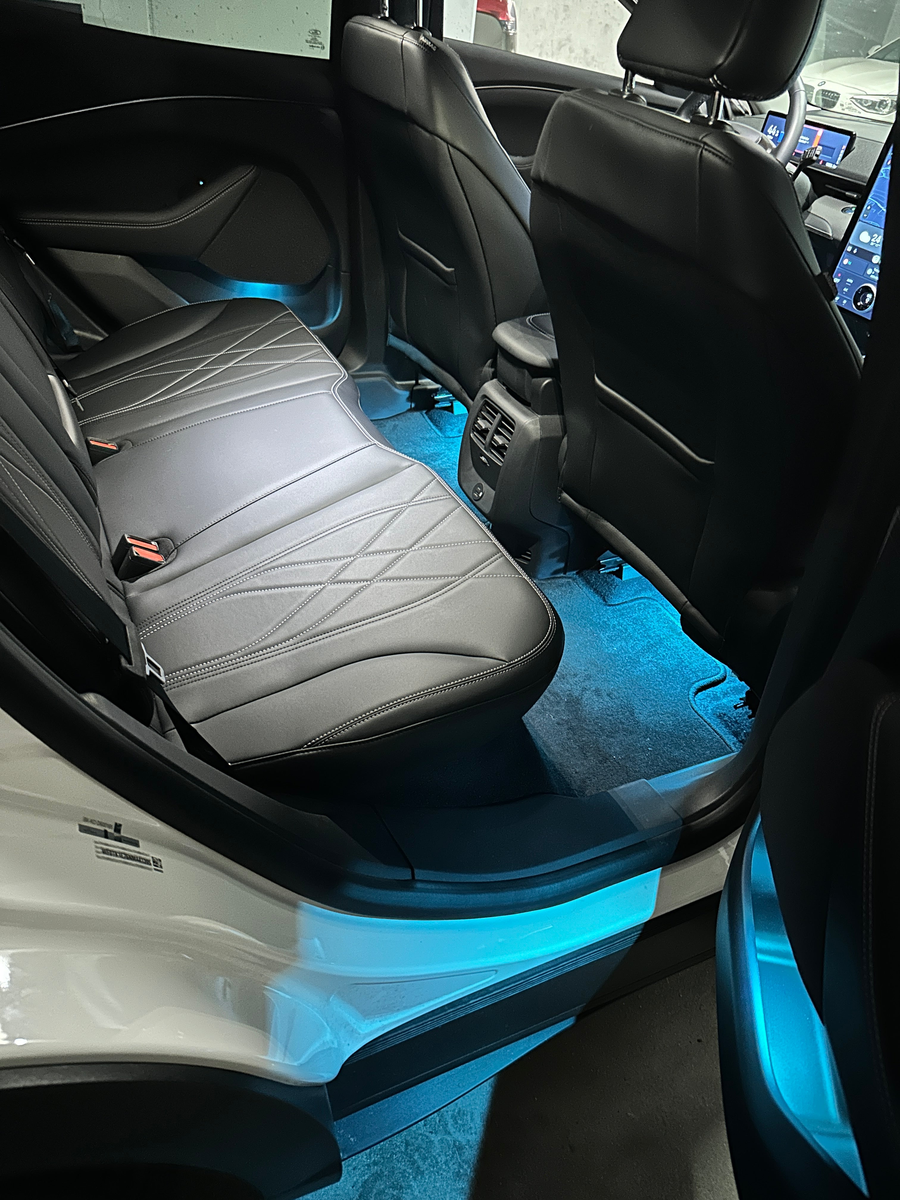 ZESTAW OŚWIETLENIA NASTROJOWEGO KIESZENI DRZWI TYLNYCH (ICE-BLUE) - MUSTANG MACH-E (RWD)