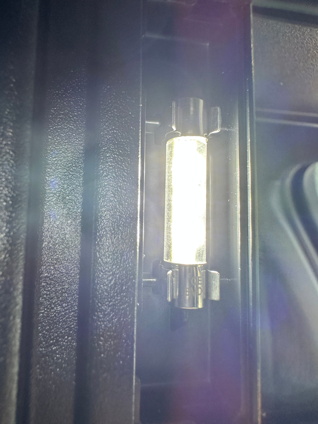 DIE HELLEREN LED-RÖHRENLAMPEN (3xLED) FÜR SCHMINKSPIEGEL KUGA MK3/3.5