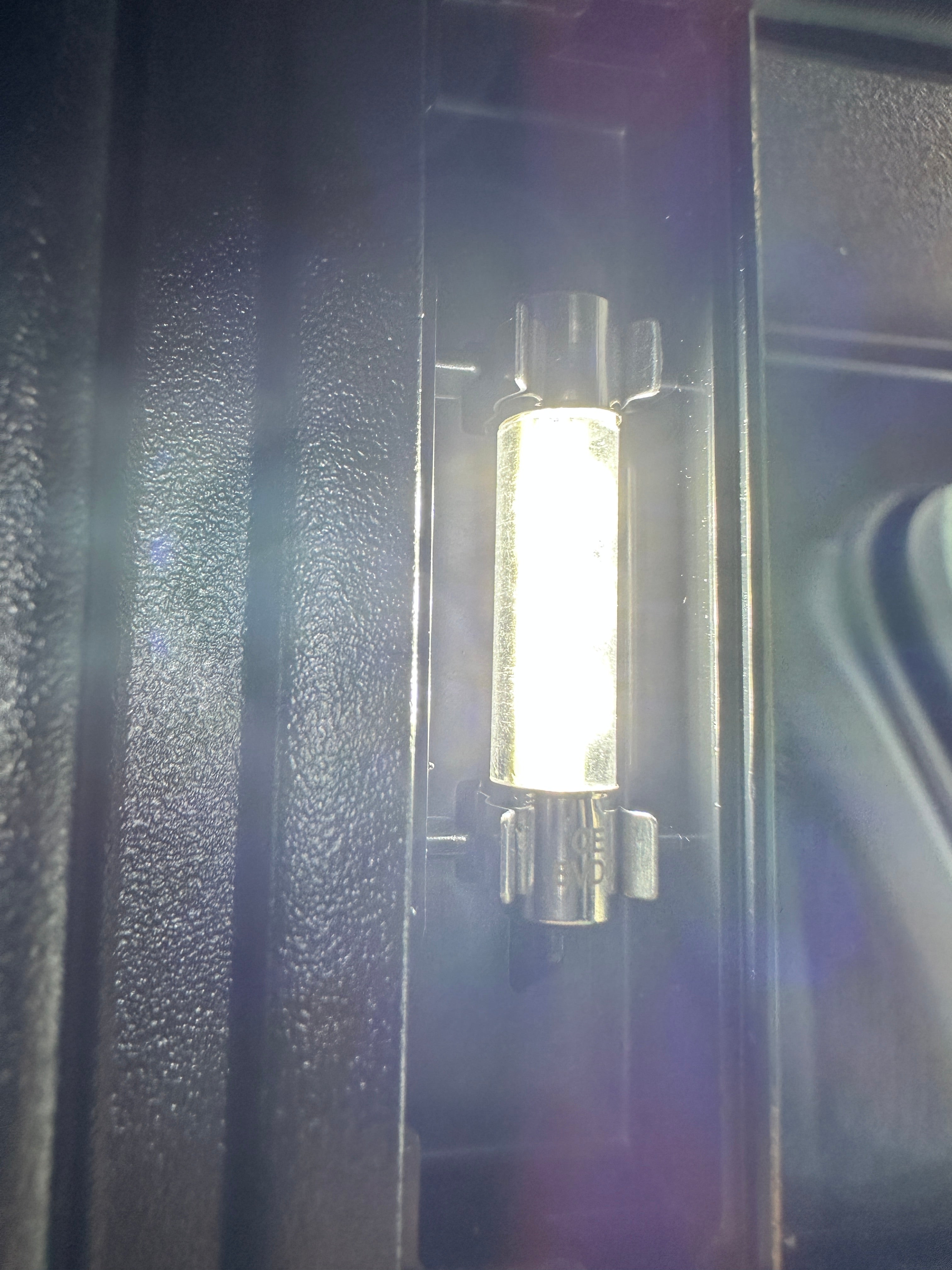DIE HELLEREN LED-RÖHRENLAMPEN (3xLED) FÜR SCHMINKSPIEGEL KUGA MK3/3.5